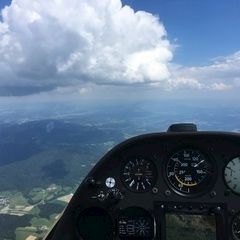 Flugwegposition um 12:37:11: Aufgenommen in der Nähe von Deggendorf, Deutschland in 2221 Meter